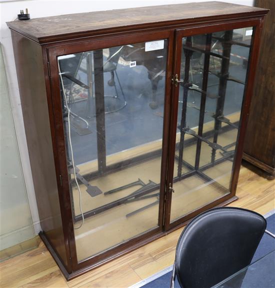 A shop display cabinet, W.125cm